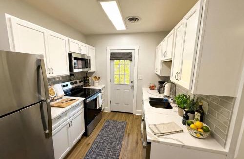Wilmington Apartment | Cozy Walk up King Bed fast WiFi