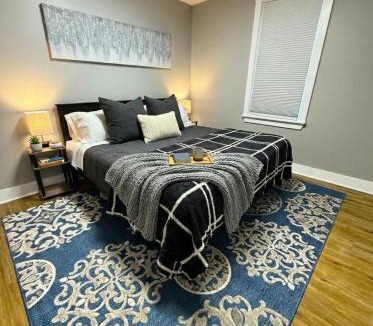 Wilmington Apartment | Cozy Walk up King Bed fast WiFi