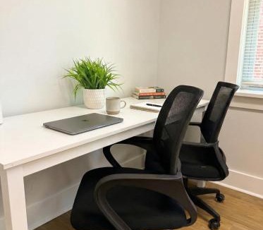 Wilmington Apartment | Cozy Walk up King Bed fast WiFi