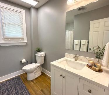 Wilmington Apartment | Cozy Walk up King Bed fast WiFi
