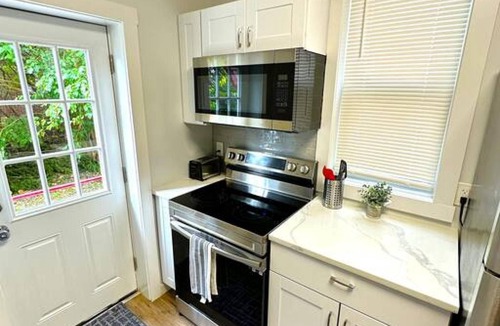 Wilmington Apartment | Cozy Walk up King Bed Fast Wifi