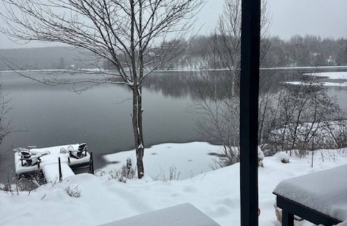 Mont-Laurier Ski Chalet | Cozy, warm waterside cottage