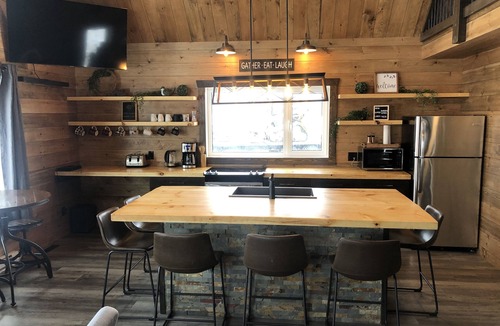 Lac du Bonnet Cabin | Cozy Waterfront Cabin on 20 Acres!