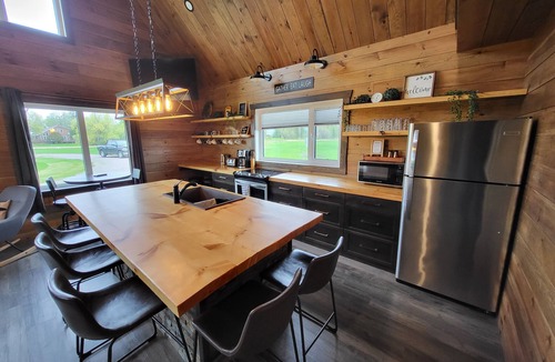 Lac du Bonnet Cabin | Cozy Waterfront Cabin on 20 Acres!