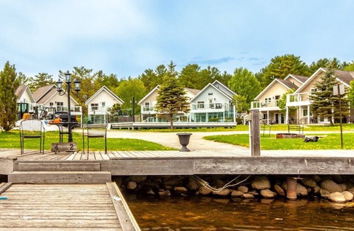 Rama Cottage | Cozy waterfront cottage with a private dock for boats