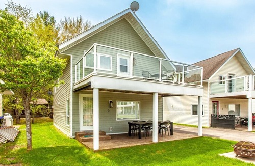 Rama Cottage | Cozy waterfront cottage with a private dock for boats