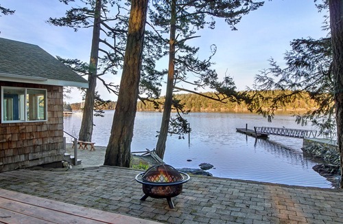 Friday Harbor Cabin | Cozy Waterfront Cabin! (GBH)