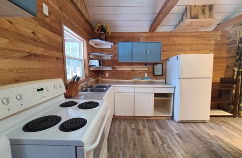 Iron Bridge Cabin | Cozy waterfront cabin