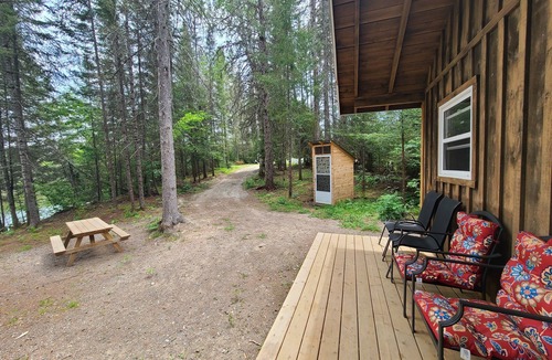 Iron Bridge Cabin | Cozy waterfront cabin