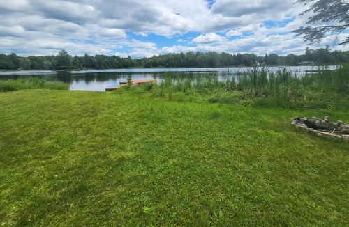 Val-des-Monts Cabin | Cozy waterfront cottage on Lac-Huote 1 hour from Ottawa