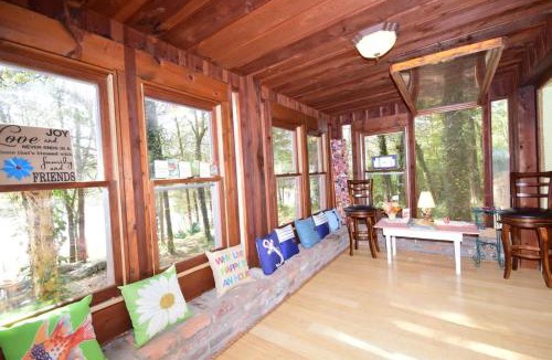 Green Hill House | Cozy waterfront cabin with fire pit