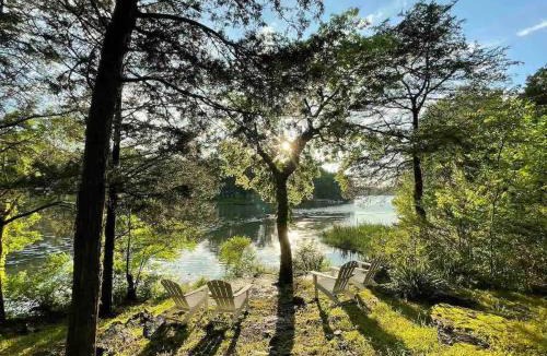 Green Hill House | Cozy waterfront cabin with fire pit