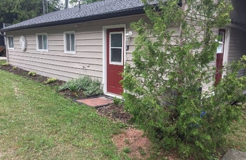 South Bruce Peninsula Cottage | Cozy Waterfront Cottage on Desirable Lake - 15min Drive to Sauble Beach