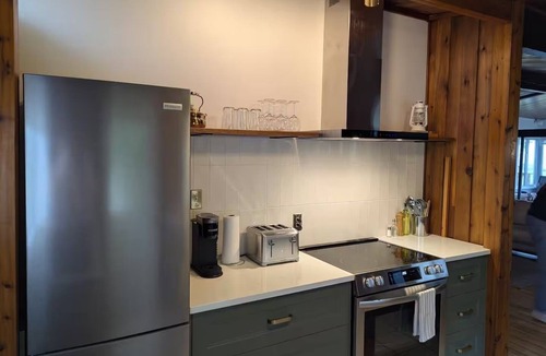 Leamington Cottage | Cozy Waterfront Cottage – Fishing, Firepit, Wineries, Birdwatching & Views