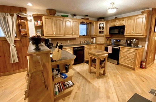 McMurrich/Monteith Cottage | Cozy Waterfront Cottage on Big Doe Lake