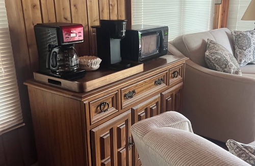 Huddleston Cabin | Cozy Waterfront Cottage - No Wake Cove, Great Views, New Private Floating Dock
