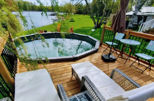 Ramara Cottage | Cozy Waterfront Cottage with Sauna/BBQ/Pool/Wifi/Tea House