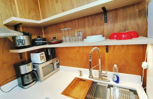 Woodville Cottage | Cozy waterfront cottage in charming Brechin perfect for relaxing stays