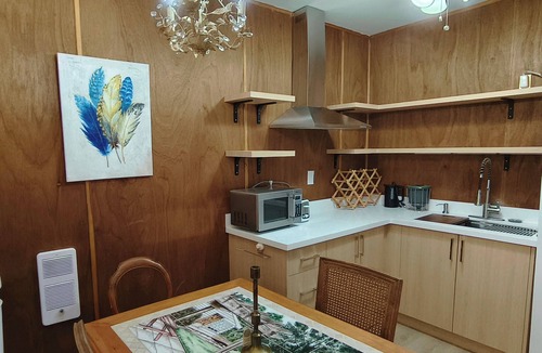 Woodville Cottage | Cozy waterfront cottage in charming Brechin perfect for relaxing stays