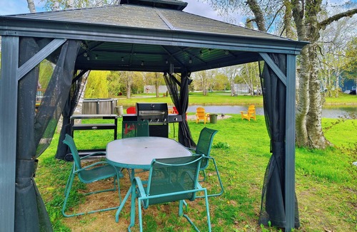 Woodville Cottage | Cozy waterfront cottage in charming Brechin perfect for relaxing stays