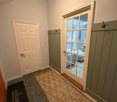 Warwick House | Cozy Waterfront Cottage - Sleeps 4