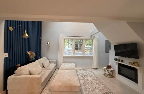 Warwick House | Cozy Waterfront Cottage - Sleeps 4