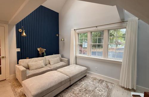 Warwick House | Cozy Waterfront Cottage - Sleeps 4