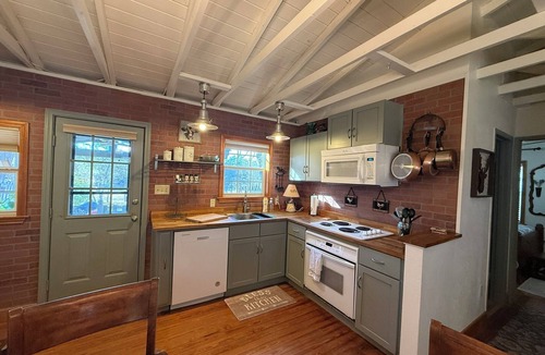 Buchanan Dam House | Cozy Waterfront Cottage | Full Kitchen + Fun