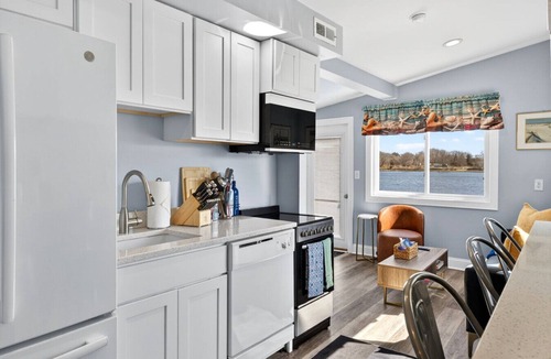 Groton House | Cozy Waterfront Cottage