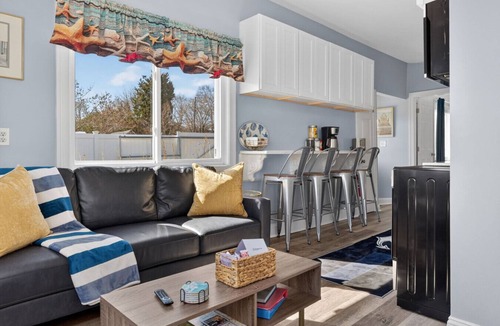 Groton House | Cozy Waterfront Cottage