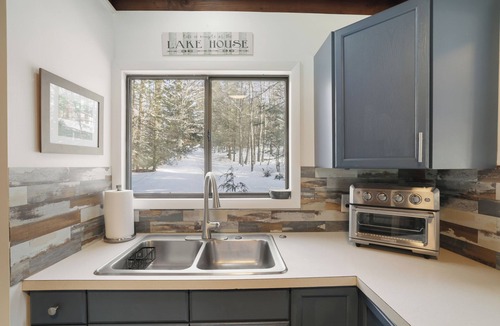 Hamlin House | Cozy Waterfront Escape Kayaks, Docks & Fireplaces