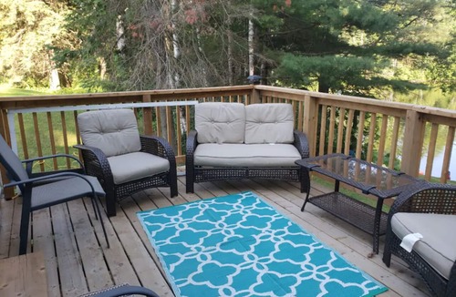 Novar Cottage | Cozy waterfront gem in Kearney