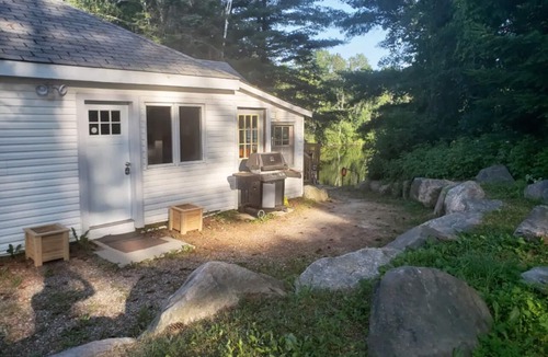 Novar Cottage | Cozy waterfront gem in Kearney