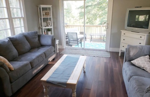 Novar Cottage | Cozy waterfront gem in Kearney