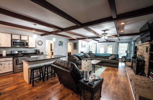 Doniphan House | Cozy Waterfront Getaway ~ Private Dock ~ Doniphan