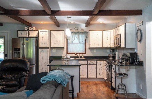 Doniphan House | Cozy Waterfront Getaway ~ Private Dock ~ Doniphan