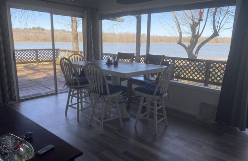 Dinero House | Cozy Waterfront Lake House