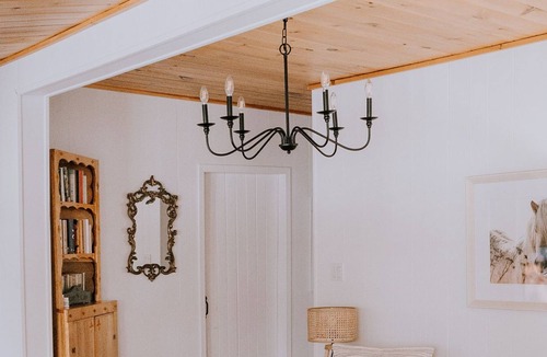 Novar Cottage | Cozy Waterfront Lakehouse w/Sunset Views GLDN Days
