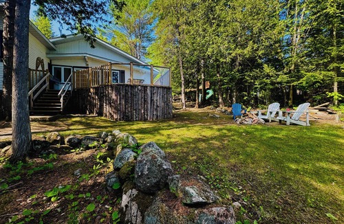 Messines House | Cozy Waterfront - Monk's Cottage