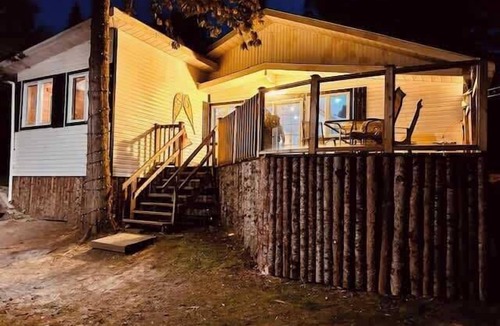 Messines House | Cozy Waterfront - Monk's Cottage