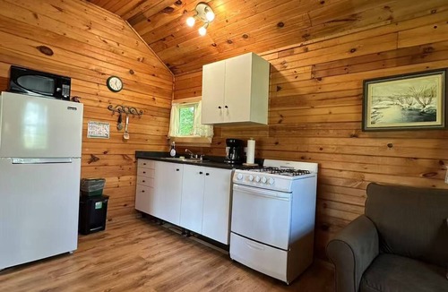 Anne's Land Cottage | Cozy Waterfront One-bedroom Cottage w/Fibe WiFi