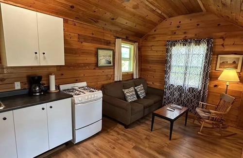 Anne's Land Cottage | Cozy Waterfront One-bedroom Cottage w/Fibe WiFi