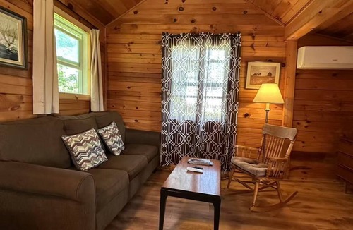 Anne's Land Cottage | Cozy Waterfront One-bedroom Cottage w/Fibe WiFi