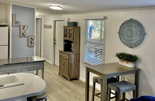 Henrico House | Cozy waterfront retreat in a quiet cove directly off main lake.