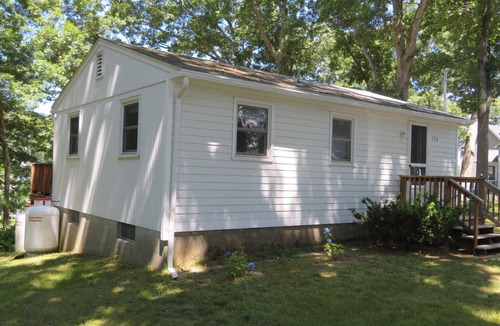 North Kingstown Cottage | Cozy waterfront cottage with semi-private beach!