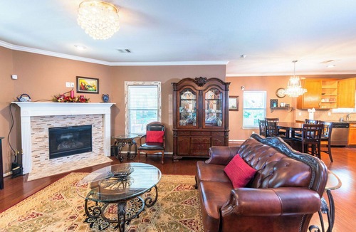 Katy House | Cozy WaterFront View House in enchanting Katy