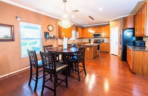 Katy House | Cozy WaterFront View House in enchanting Katy