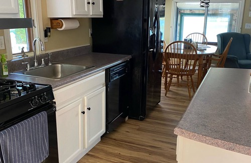 Eddington Cottage | Cozy, Waters Edge on Springy Pond