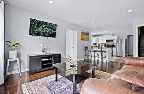 Waukegan House | Cozy Wauk-Townhse near navy basenn
