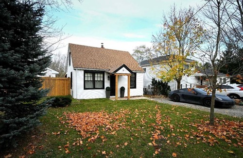 Sharon House | Cozy weekend gateway with river creek backyard.